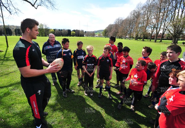 10412- WRU Rugby Stars, Rugby Camp, Monmouth RFCDan Lydiate joins in on the games