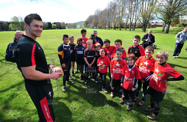 10412- WRU Rugby Stars, Rugby Camp, Monmouth RFCDan Lydiate joins in on the games