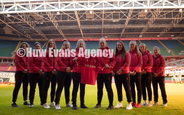 120122 - Welsh Rugby Union Women's Rugby Contracts -Welsh Rugby Union Women's players, left to right, Natalia John, Donna Rose, Lisa Neumann, Carys Phillips, Elinor Snowsill, Siwan Lillicrap, Ffion Lewis, Hannah Jones, Alisha Butchers and Kiera Bevan at the Principality Stadium as the Welsh Rugby Union announce the first 12 Women's full time contracts for international players
