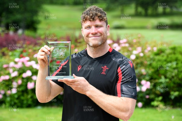 140622 - Wales Rugby Training - Will Rowlands receives the Welsh Rugby Writers’ Association WRWA Lloyd Lewis Player of the Year award for 2022