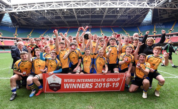 020519 - Carmarthen Schools v Swansea Valley Schools - Morgan Griffiths Plate Final - Swansea Valley Schools celebrate win