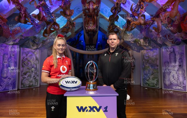 171023 - WXV1 Welcome Event and Captain’s Photocall - Wales Captain Hannah Jones and head coach Ioan Cunningham with the WXV1 trophy at the traditional welcome event at Te Papa, Wellington