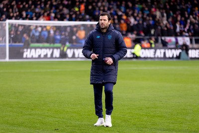 010126 - Wycombe Wanderers v Cardiff City - Sky Bet League 1 - Brian Barry-Murphy manager of Cardiff City looks on