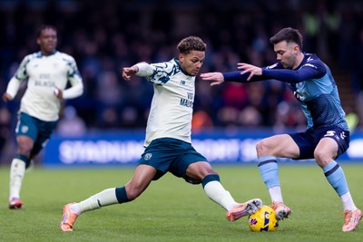 010126 - Wycombe Wanderers v Cardiff City - Sky Bet League 1 - Omari Kellyman of Cardiff City is challenged by Daniel Harvie of Wycombe Wanderers 