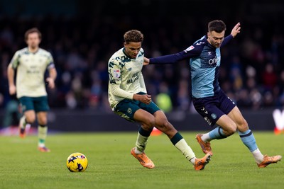 010126 - Wycombe Wanderers v Cardiff City - Sky Bet League 1 - Omari Kellyman of Cardiff City is challenged by Daniel Harvie of Wycombe Wanderers 