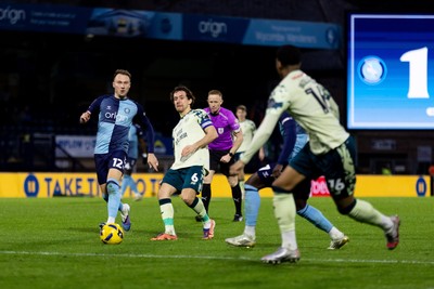 010126 - Wycombe Wanderers v Cardiff City - Sky Bet League 1 - Ryan Wintle of Cardiff City passes the ball