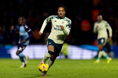 010126 - Wycombe Wanderers v Cardiff City - Sky Bet League 1 - Chris Willock of Cardiff City runs to the ball