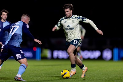010126 - Wycombe Wanderers v Cardiff City - Sky Bet League 1 - Ollie Tanner of Cardiff City faces Dan Casey of Wycombe Wanderers