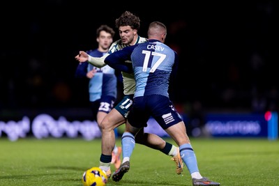 010126 - Wycombe Wanderers v Cardiff City - Sky Bet League 1 - Ollie Tanner of Cardiff City is challenged by Dan Casey of Wycombe Wanderers