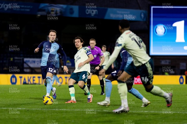010126 - Wycombe Wanderers v Cardiff City - Sky Bet League 1 - Ryan Wintle of Cardiff City passes the ball