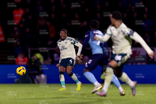 010126 - Wycombe Wanderers v Cardiff City - Sky Bet League 1 - Gabriel Osho of Cardiff City passes the ball
