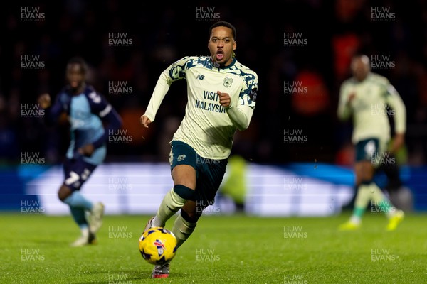010126 - Wycombe Wanderers v Cardiff City - Sky Bet League 1 - Chris Willock of Cardiff City runs to the ball