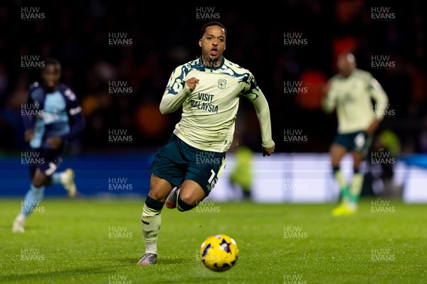 010126 - Wycombe Wanderers v Cardiff City - Sky Bet League 1 - Chris Willock of Cardiff City runs to the ball