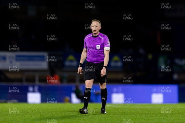010126 - Wycombe Wanderers v Cardiff City - Sky Bet League 1 - Match referee Alan Young looks on