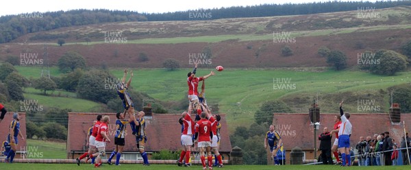 03.10.09 - Ynysybwl v Gilfach Goch - SWALEC League 2 East - Ynysybwl and Gilfach Goch compete for line-out ball. 