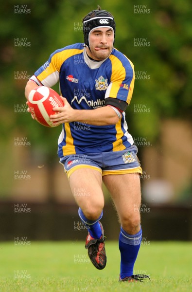 03.10.09 - Ynysybwl v Gilfach Goch - SWALEC League 2 East - Gilfach Goch's Gareth Walters. 