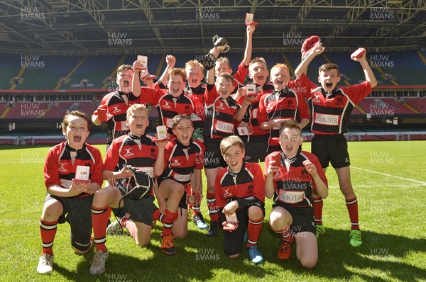 130416 - Ysgol Castell Nedd v Llantrisant  - Castell Nedd Celebrate winning the WRU Primary Schools Final