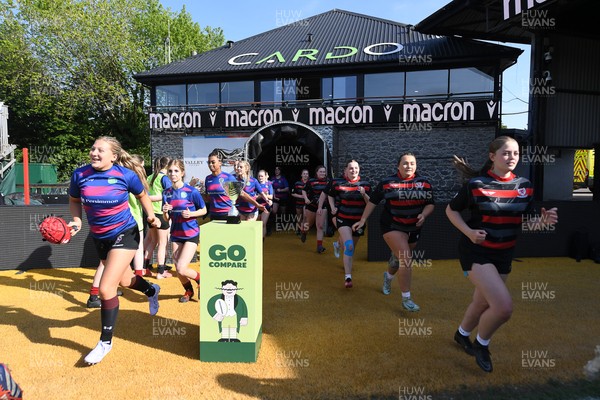 060525 - Ysgol Cwm Rhymni v Ysgol Bro Dur - Girls Schools U16s Cup Final - Both sides run out at the start of the game