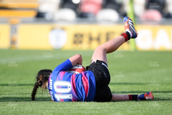 060525 - Ysgol Cwm Rhymni v Ysgol Bro Dur - Girls Schools U16s Cup Final - Isabelle Thomas of Ysgol Bro Dur scores a try