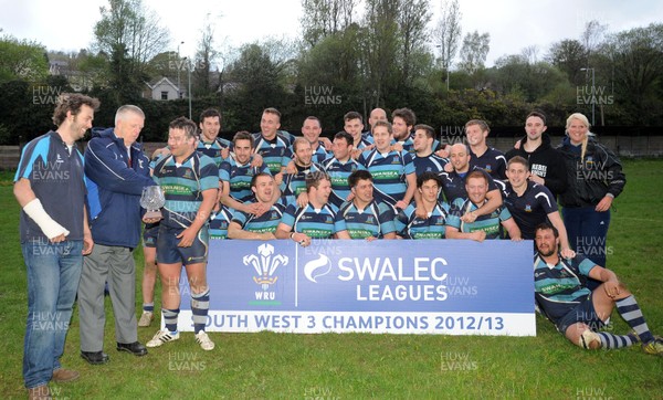 090513 - Ystalyfera v Mumbles - SWALEC League 3 South West -Mumbles celebrate winning SWALEC League 3 South West 