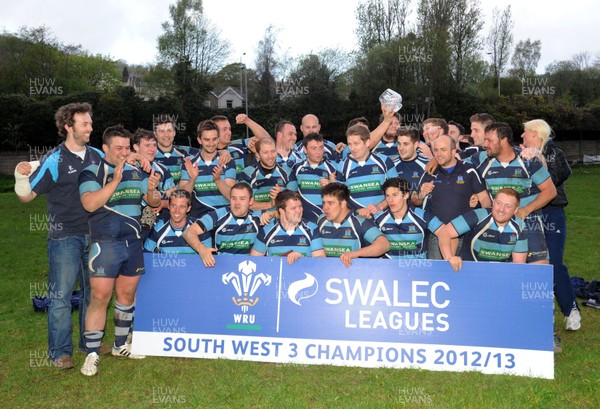 090513 - Ystalyfera v Mumbles - SWALEC League 3 South West -Mumbles celebrate winning SWALEC League 3 South West 