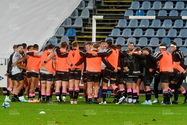 171123 - Zebre Parma v Cardiff Rugby - United Rugby Championship - Cardiff huddle