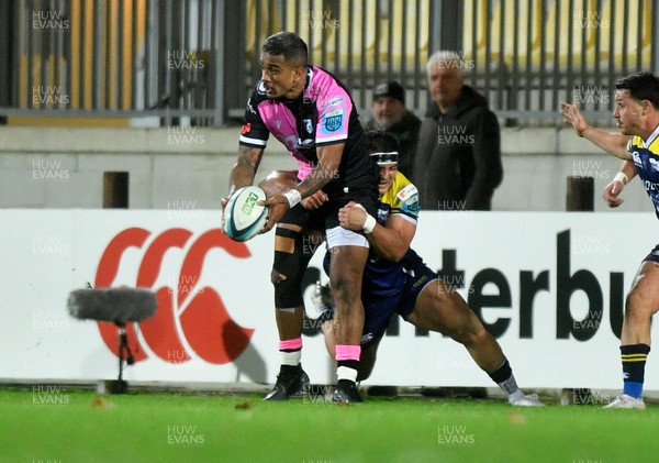 171123 - Zebre Parma v Cardiff Rugby - United Rugby Championship - Rey Lee-Lo of Cardiff looks to offload