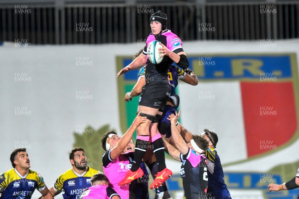 171123 - Zebre Parma v Cardiff Rugby - United Rugby Championship - Seb Davies of Cardiff wins line out ball