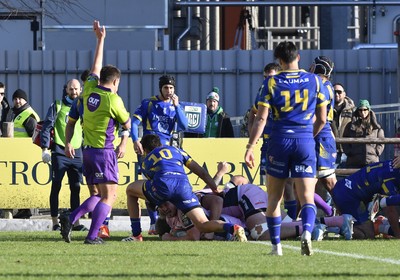 291125 - Zebre Parma v Cardiff Rugby - United Rugby Championship - Daf Hughes of Cardiff scores a try
