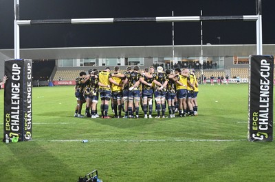 110426 - Zebre Parma v Dragons RFC - EPCR Challenge Cup Quarter Final - Dragons huddle before the match