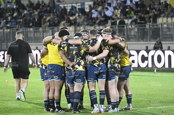 110426 - Zebre Parma v Dragons RFC - EPCR Challenge Cup Quarter Final - Dragons huddle before the match