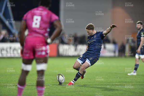 110426 - Zebre Parma v Dragons RFC - EPCR Challenge Cup Quarter Final - Angus O'Brien of Dragons kicks a penalty to a make the score 17-20