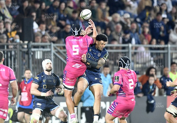 110426 - Zebre Parma v Dragons RFC - EPCR Challenge Cup Quarter Final - Leonardo Krumov of Zebre and Fetuli Paea of Dragons compete for a high ball