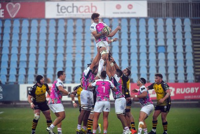 130124 - Zebre Parma v Dragons RFC - EPCR Challenge Cup - Andrea Zambonin of Zebre takes line out ball