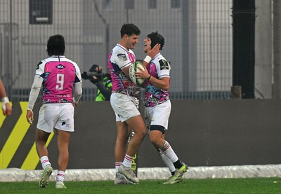 130124 - Zebre Parma v Dragons RFC - EPCR Challenge Cup - Giovanni Montemauri congratulates Simone Gesi of Zebre for scoring a try