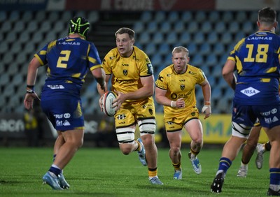 240426 - Zebre Parma v Dragons RFC - United Rugby Championship - Ben Carter of Dragons is supported by Tinus de Beer of Dragons 
