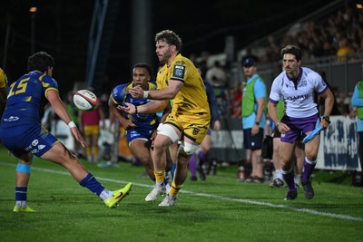 240426 - Zebre Parma v Dragons RFC - United Rugby Championship - Thomas Young of Dragons passes