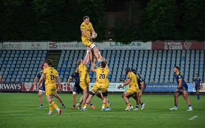 240426 - Zebre Parma v Dragons RFC - United Rugby Championship - Ben Carter of Dragons wins the ball