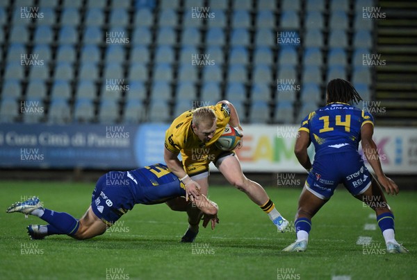 240426 - Zebre Parma v Dragons RFC - United Rugby Championship - Tinus de Beer of Dragons is tackled by Giulio Bertaccini of Zebre 