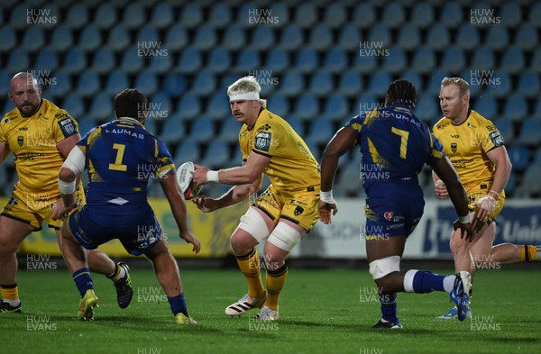 240426 - Zebre Parma v Dragons RFC - United Rugby Championship - Aaron Wainwright of Dragons takes on Paolo Buonfiglio and David Odiase of Zebre 