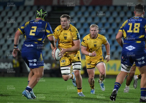 240426 - Zebre Parma v Dragons RFC - United Rugby Championship - Ben Carter of Dragons is supported by Tinus de Beer of Dragons 