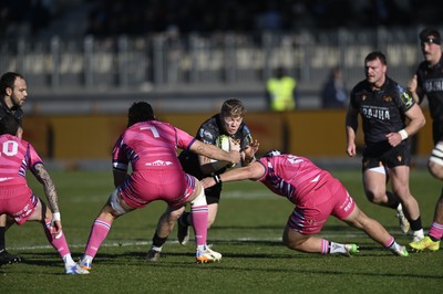 110126 - Zebre Parma v Ospreys - EPCR Challenge Cup - Dan Edwards of Ospreys is tackled by Samuele Locatelli and Tommaso di Bartolomeo of Zebre 
