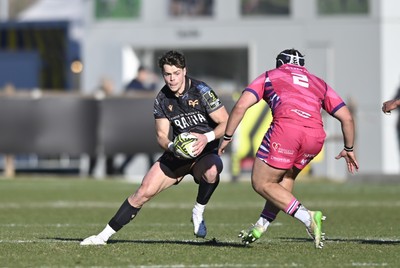 110126 - Zebre Parma v Ospreys - EPCR Challenge Cup - Jack Walsh of Ospreys takes on Tommaso di Bartolomeo of Zebre 