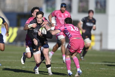 110126 - Zebre Parma v Ospreys - EPCR Challenge Cup - Kieran Hardy of Ospreys takes on Giacomo da Re of Zebre (10)