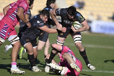 110126 - Zebre Parma v Ospreys - EPCR Challenge Cup - Ryan Smith of Ospreys, supported by Tom Botha (L), is tackled