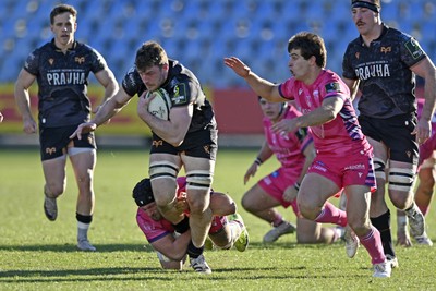 110126 - Zebre Parma v Ospreys - EPCR Challenge Cup - James Ratti of Ospreys is tackled
