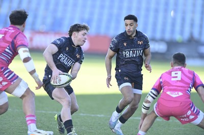110126 - Zebre Parma v Ospreys - EPCR Challenge Cup - Dan Edwards of Ospreys looks to pass to Keelan Giles of Ospreys 