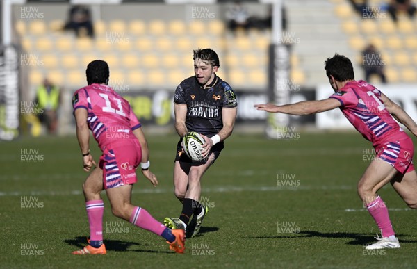 110126 - Zebre Parma v Ospreys - EPCR Challenge Cup - Dan Edwards of Ospreys takes on Simone Gesi of Zebre 