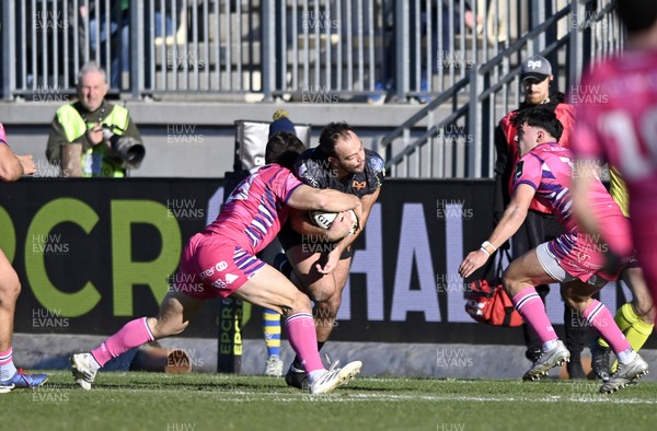 110126 - Zebre Parma v Ospreys - EPCR Challenge Cup - Evradi Boshoff of Ospreys is tackled by Giulio Bertaccini of Zebre 