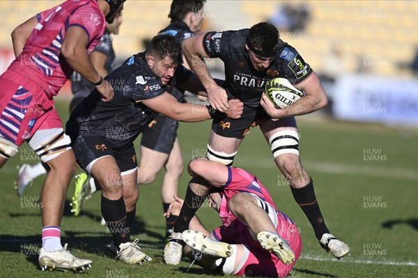 110126 - Zebre Parma v Ospreys - EPCR Challenge Cup - Ryan Smith of Ospreys, supported by Tom Botha (L), is tackled